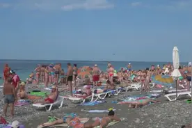 实拍：看看国外的老外海滩都什么样？和国内的真是大不相同