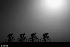 试着不去做一个成功的人，而是一个有价值的人图片