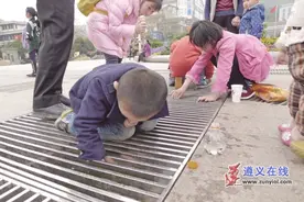 纪念广场好多小孩捞蝌蚪图片