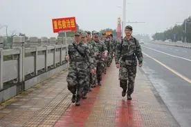 漳州百余名预备役军官开展野外徒步行军战斗体能训练图片