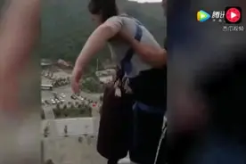 200斤的女子蹦极，弹起来的瞬间，老板吓懵了