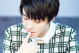 王俊凯成人礼收到父母的信感动落泪，诉说心里话，粉丝也跟着哭了视频封面