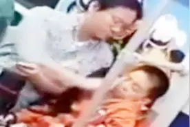 孩子地铁上睡觉，谁知父亲竟猛扇一耳光把儿子打醒！网友见后怒骂视频封面