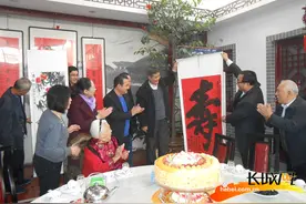 邢台民建为百岁老人祝寿图片