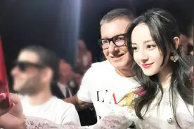 迪丽热巴米兰时装周和“老外”一起玩自拍，美翻了！视频封面