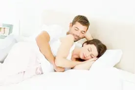 艾滋病为什么男传女的几率更高！终于有有专家把原因讲清楚了！视频封面