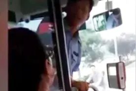 女子后门上公交被拒竟狂骂司机，吵到不能正常开车！乘客都怒了视频封面