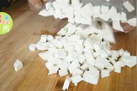 这个汤羹清热润燥，对肝胆火旺 目赤咽肿有辅助治疗作用