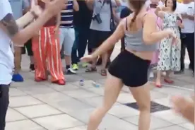 “战斗民族”俄罗斯美女街头尬舞，河南舞王过来比比视频封面