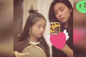 多多和妈妈亲密相拥犹如姐妹花 孙莉满满少女感视频封面