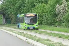 世界上开的最快的公交车，每小时90公里，开在轨道上20年0事故