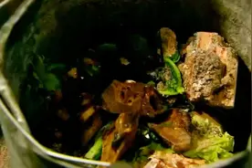 趁儿子不在家，后母偷吃排骨，儿子在垃圾桶看到破绽视频封面