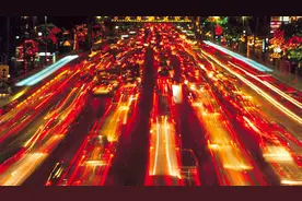 直击广东高速国庆拥堵，有车主从凌晨堵到天亮