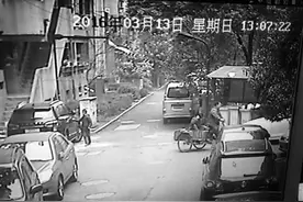 男孩绕着车子划了一圈 恰好被监控拍到全过程图片