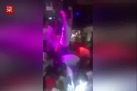 南宁一酒吧惊现“撒钱哥” 钞票随意抛撒引众人哄抢视频封面