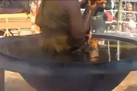 解密泰国高僧坐热油锅的奥秘，原来所谓的不怕下油锅是个骗局视频封面