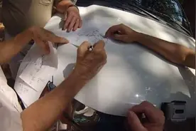 男子用金属探测器在家附近找一个小洞，掏出东西让他爽翻天的惊喜图片