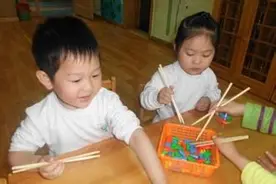 使用筷子，你知道如何训练宝宝吗？爸妈们一定要看看哦图片