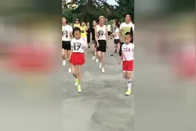 小女孩公园陪老奶奶跳广场舞，舞步优美节奏十足，简直太赞了！