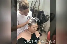 搞笑：广西老表偶遇酒神猜拳，这技术杠杠的，不笑你打我！
