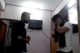 印度两兄弟在家玩互扇巴掌游戏，弟弟用力时就开始后悔了