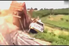 恐怖车祸的那些重型卡车，吓人