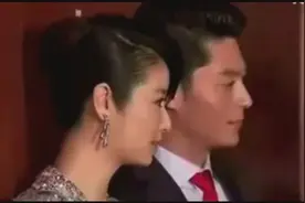 真是走到哪看到哪 胡歌酒店大堂翘二郎腿看书视频封面