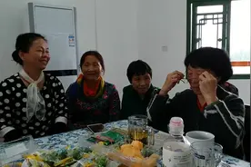 长沙十六中六排同学相隔45年后的聚会视频封面