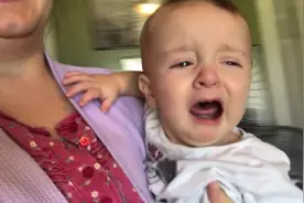妈妈一抱宝宝，宝宝就哭得厉害，很可能不是亲生的！视频封面