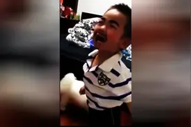 姐姐给弟弟化妆，结果画成了这个样子，弟弟瞬间崩溃了！图片