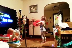 小萝莉在客厅跳舞，爸爸前来斗舞挑衅，简直笑疯了！图片