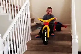 宝宝骑车下楼梯，这车也太颠了，宝宝笑疯了！图片