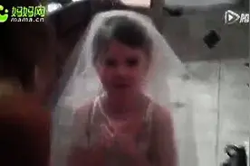 小朋友举办婚礼亮瞎了，新娘你太主动了啊！真是笑炸了图片