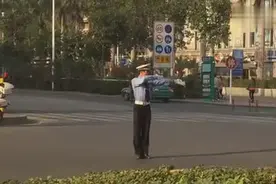交警指挥交通配上动感Hip-Hop 这酸爽！图片