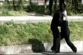 街头随机恶整路人，竟然敢强吻女警！也不怕被抓到打死！图片