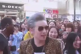 假扮韩星恶搞路人，好几千人都没认出来在那瞎兴奋！图片