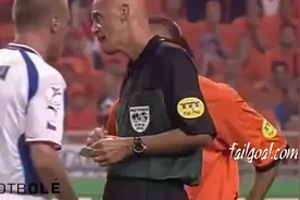 在球场上你最好不要惹裁判！否则你会很难堪！图片