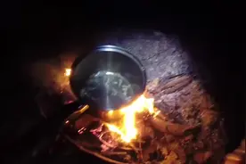 哥俩海边休假，洗海澡时摸的大花蛤，清洗后炒着吃了！美好的一天图片