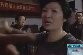 记者暗访江苏舞厅 被女子拉住“给你摸摸”图片