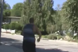 男子展示超强弹跳力，直接从飞速汽车顶跳跃而过，差点被车撞飞视频封面