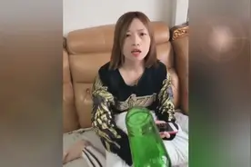 恶搞女友，道具酒瓶真砸啊「转载」
