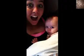 妈咪抱着还不会说话的baby唱歌，小baby举动简直太可爱了图片