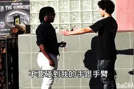 国外街头假魔术恶搞，貌似咱们小时候都玩过吧？看完无耻的笑了！图片