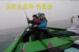 双飞总重超355斤大鱼 三人差点拉不上船视频封面