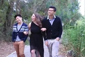 神反转！想英雄救美！没门！为了美女，我甘愿插兄弟两刀！图片