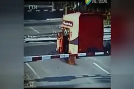 史上最命大的货车司机，火车都撞不死，看傻了眼！'视频封面