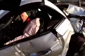 大货车被大客车超车后，再反超大客，发生了惊人的一幕！图片