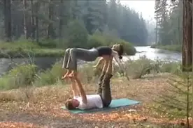 夫妻二人一起练瑜伽，这才是瑜伽的最高境界！图片