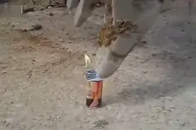 神技能！国外牛人惊人的挖掘机“一指禅”对话打火机图片