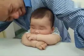 超萌宝宝，被音乐催眠了，估计太好听？笑死人了！图片